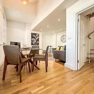 https://newly-refurbished-luxury-3-bedroom-apartment.brighton-hotels-england.com