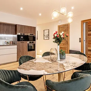 https://lecrin-alpin-centre-historique-haut-standing.hotels-rhonealpes.com